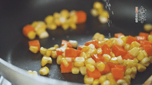 胡蘿卜、玉米洗凈后，處理成粒，加鹽簡單炒制。