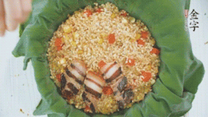 擺上金字醬肉，妥帖包裹好上鍋蒸。