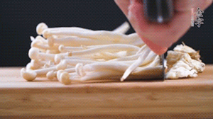 海鮮菇、蟹味菇去掉根部，洗凈。