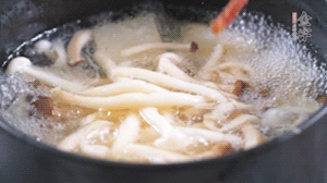 依次放火腿、豆腐，加水大火燒開，小火燉煮20分鐘，出鍋前撒上蔥花即可。