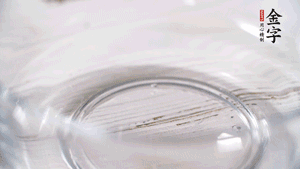 雞蛋加鹽、黃酒均勻打散，下鍋炒散。