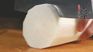 白蘿卜去皮切塊，豆芽洗凈。