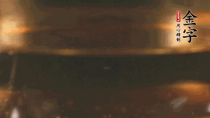 冷水下鍋，加入牛仔骨、姜片焯水備用。