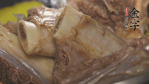 鍋中加熱適量油，加入姜和牛仔骨炒至外表呈金棕色。