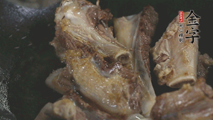 加入白蘿卜、料酒、水、火腿煮40分鐘。