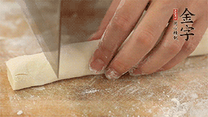 均勻切段后搓成長條狀，繞到香腸上，以紅豆點(diǎn)綴眼睛。