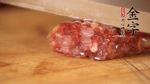 金字土香腸斜切成片。