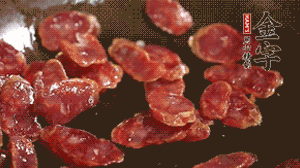 鍋中油7成熱時，，先放香腸煸香，再放荷蘭豆、小玉米均勻翻炒。（可淋點料酒或清水讓香腸口感軟一些）