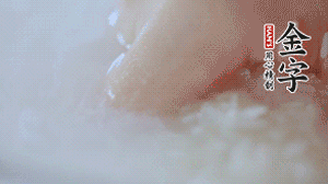 砂鍋內壁涂抹一層食用油，將洗凈后的大米放入，米與水比例為1：1.5。