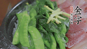 燜好的米飯開蓋，放入菜心、荷蘭豆，澆上調味汁拌勻。