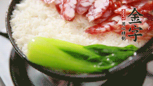 5分鐘后，在鍋邊用勺子淋一圈少少的油。打雞蛋，放青菜，把調(diào)好的醬汁倒入。（在米飯周圍用小勺沿著鍋邊淋上一圈油，是為了吃到地道的鍋巴。這個過程可以稍微轉(zhuǎn)動下鍋，使四壁受熱均勻。）