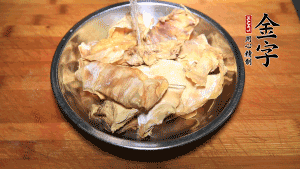 筍干冷水泡發至軟，切成小段，生姜切成片備用。