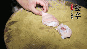 新鮮豬蹄切成塊狀，冷水入鍋，加姜片、黃酒汆燙3分鐘，出鍋后洗凈。（要先將豬蹄的蹄甲和毛處理干凈，如果有毛扎扎的感覺，非常影響口感。大火燒開后，撇去血沫，要多撇幾遍至干凈，這樣才可使湯色更鮮亮、清淡不油膩。）