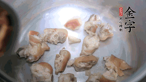 將汆燙好的豬蹄塊、蹄片 、筍段、姜片放入鍋中，放黃酒調味。