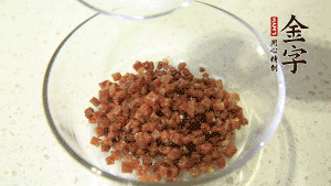 【月餅餡】2．火腿丁、白砂糖、蜂蜜攪拌腌漬2小時。