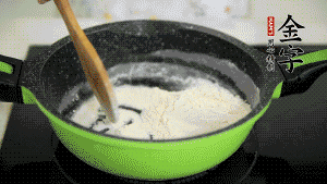 【月餅餡】3．把面粉放入干凈的炒鍋，小火加熱不斷翻炒，至呈微黃色熟透。在腌漬好的火腿丁中加熟面粉，拌勻后，加黃油拌勻揉搓成12個小球，放冰箱冷藏備用。