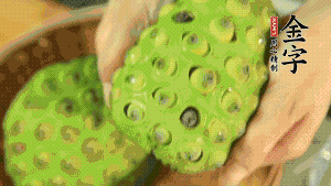 從蓮蓬中取出新鮮蓮子，剝?nèi)ネ鈿ず螅傩⌒膭內(nèi)グ咨∧ぁ＃▌兊舭咨∧さ纳徸涌诟猩蠒?huì)更嫩，入口更顯清甜）