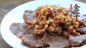 最后把醬汁淋到牛肉上即可，撒上芝麻、香菜。也可以把牛肉和醬汁攪拌均勻，讓牛肉與醬汁更加入味。