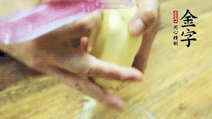 將食材洗凈，茄子、土豆切滾刀塊。