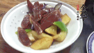 加少量生抽、鹽、糖、雞精調味，炒熟出鍋即可。