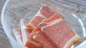 金字火腿切片溫水浸泡5分鐘。