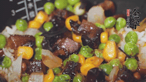 出鍋前加蠔油、生抽調(diào)味，撒點(diǎn)熟白芝麻即可。