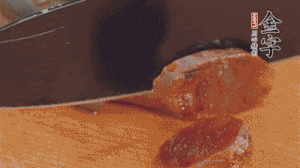 麻辣香腸蒸熟后，切片待用。