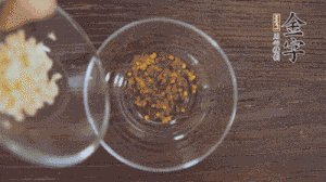 調配醬汁：依據口味倒入適量的蒜末、辣椒面、芝麻、醋、生抽、鹽、白糖，最后倒入熱油攪拌均勻。