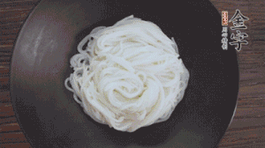 依次放入黃瓜絲、花生米、燙熟的豆芽、麻辣香腸、香菜、擺盤即可。