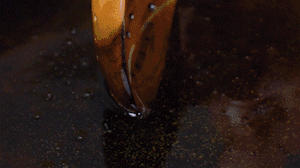 茄子切成長(zhǎng)條，拍上生粉入油鍋炸制。