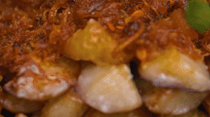 把茄子一條一條的擺好放在盤(pán)子上，上鍋蒸制3到4分鐘，出鍋后撒上蔥花。