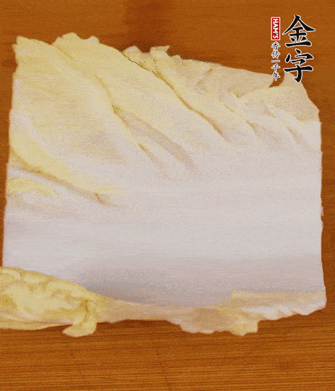 一片白菜一片淡火腿交替疊起，疊個兩三層放進鍋內(nèi)，直到塞滿鍋。