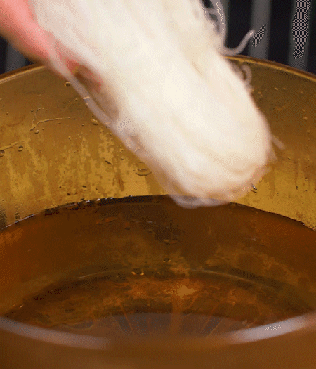 粉絲熱水泡軟。蒜、姜切碎末，小蔥切蔥花、小米椒切圈。金字火腿切薄片。