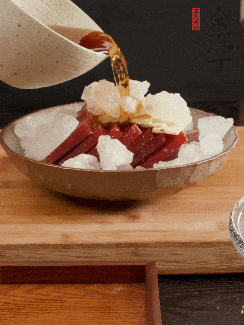 加姜片、冰糖、黃酒、水，蒸60分鐘，將火腿的咸逼出來(lái)。