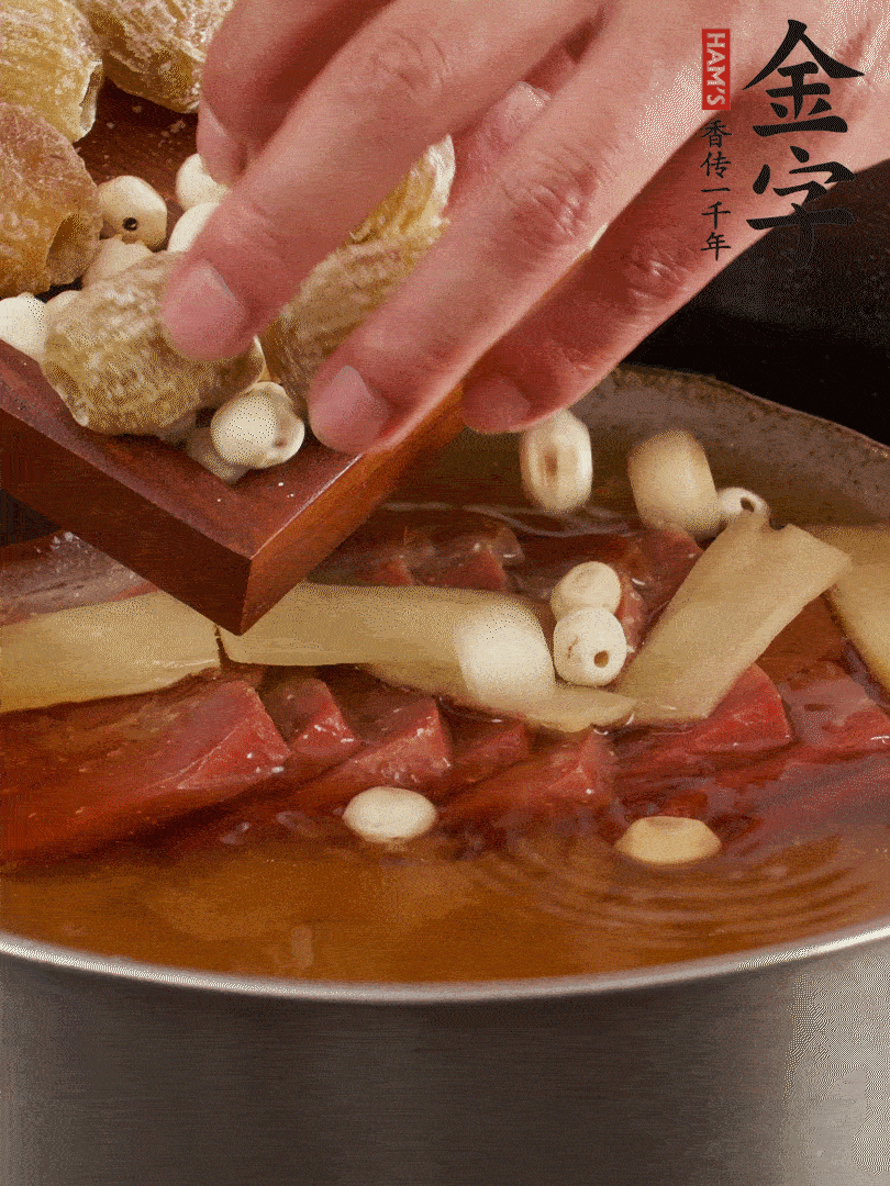 待冰糖融化后，放入蜜棗、蓮子同蒸25分鐘左右。