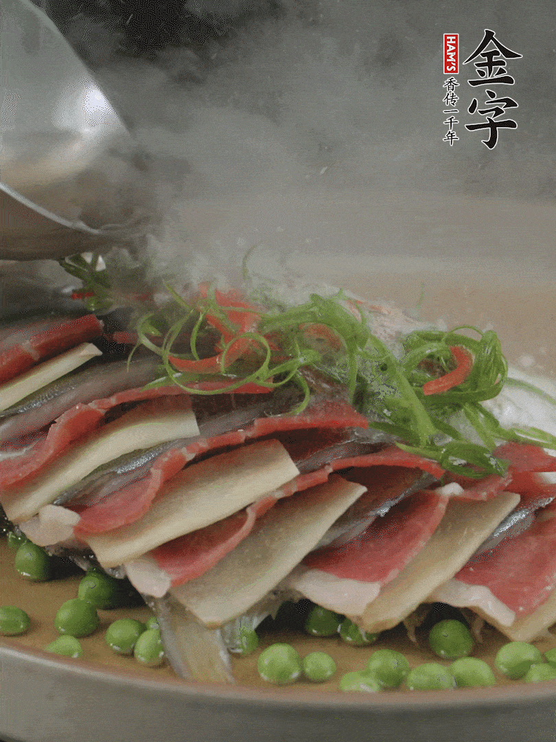 表面放上蔥絲、紅椒絲，淋上熱油。