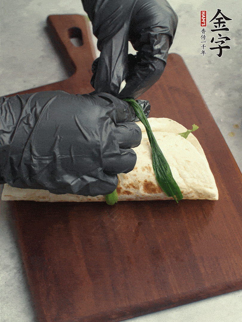 用焯過水的小蔥打結。