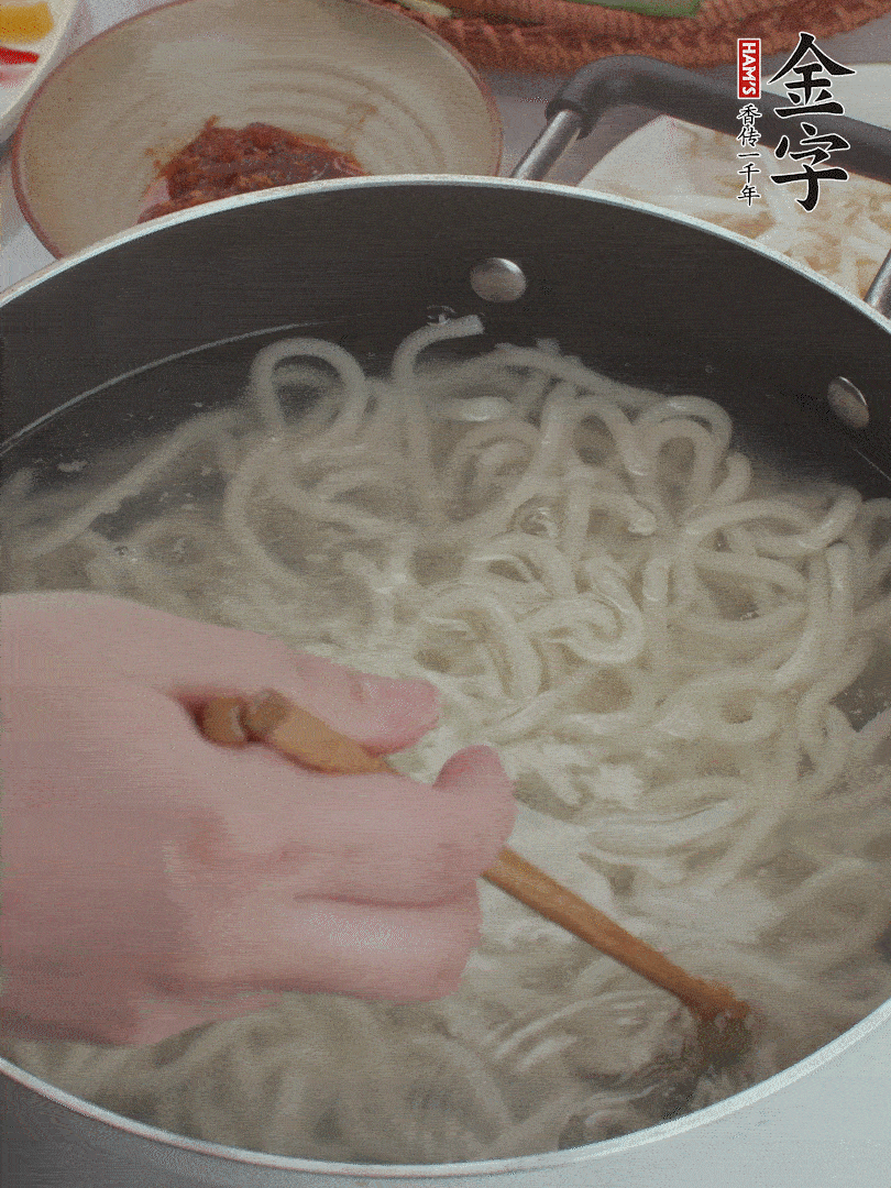 鍋中水煮沸，下烏冬面焯5秒鐘，撈出瀝干。