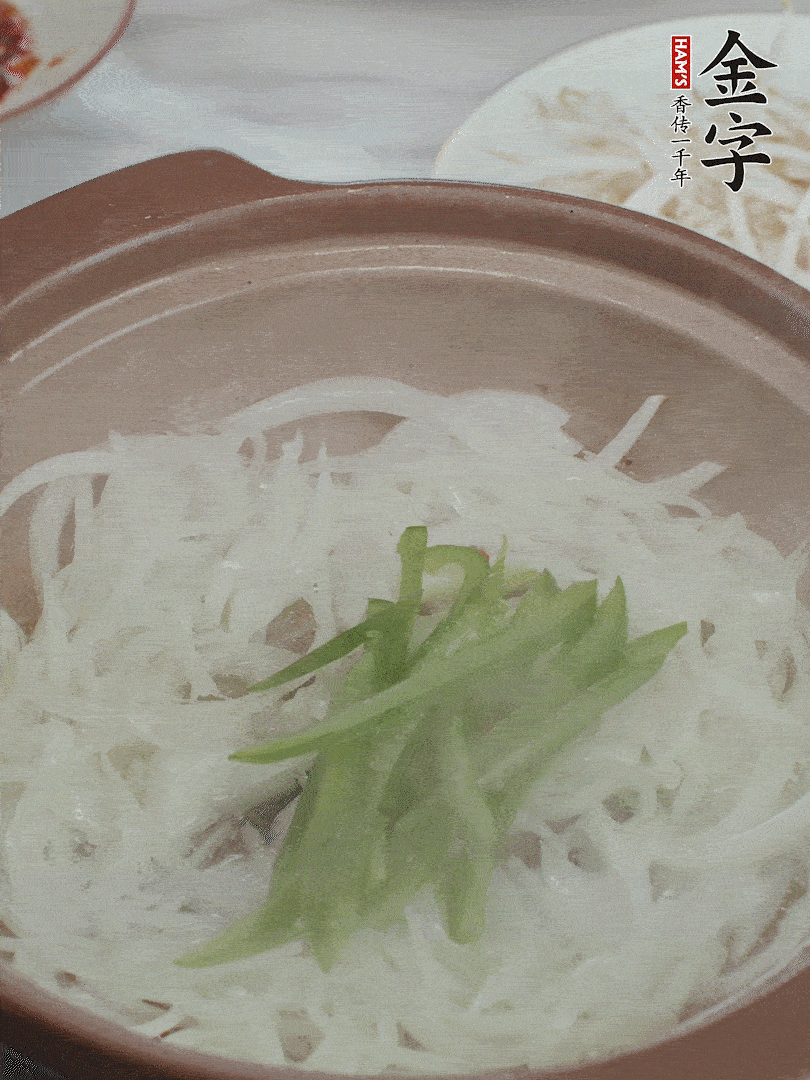 放烏冬面、青紅椒、豆芽。