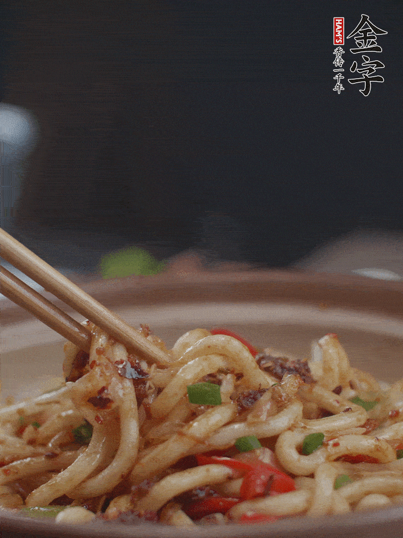 一小撮鹽調(diào)味。最后可以點綴香蔥段。