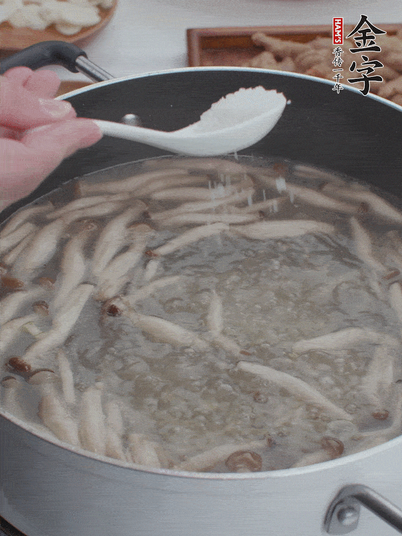 1勺鹽、一點胡椒粉調味。