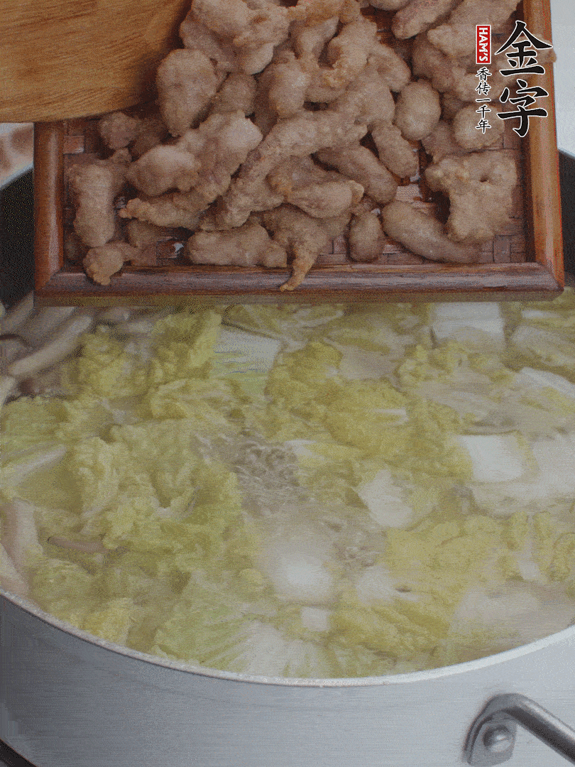 水開后煮10分鐘，下娃娃菜、小酥肉煮3分鐘。