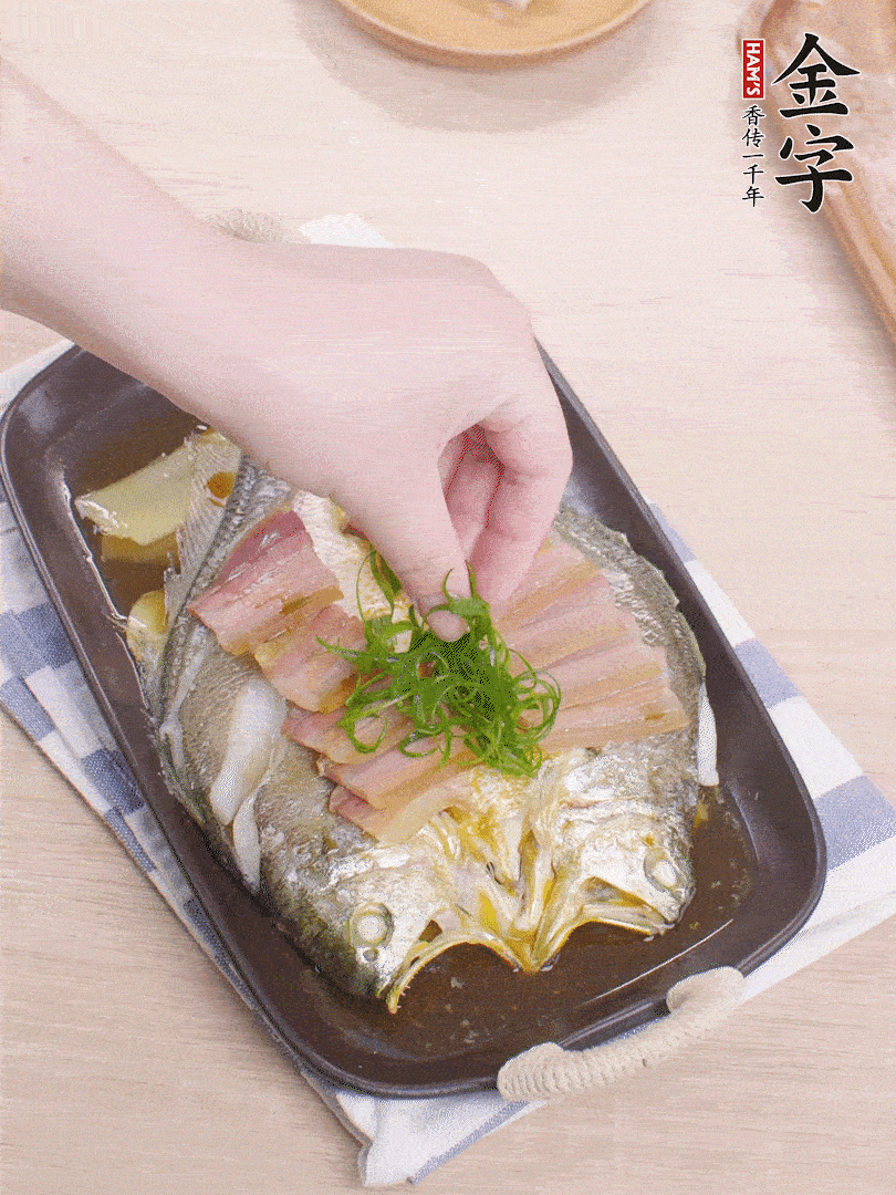 取出姜蔥，淋2勺蒸魚豉油，擺蔥絲。