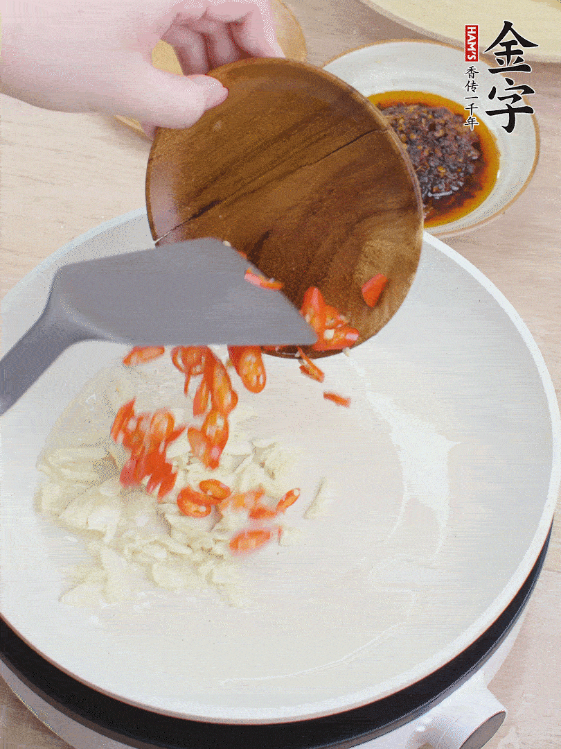 油熱煸香蒜末、辣椒。