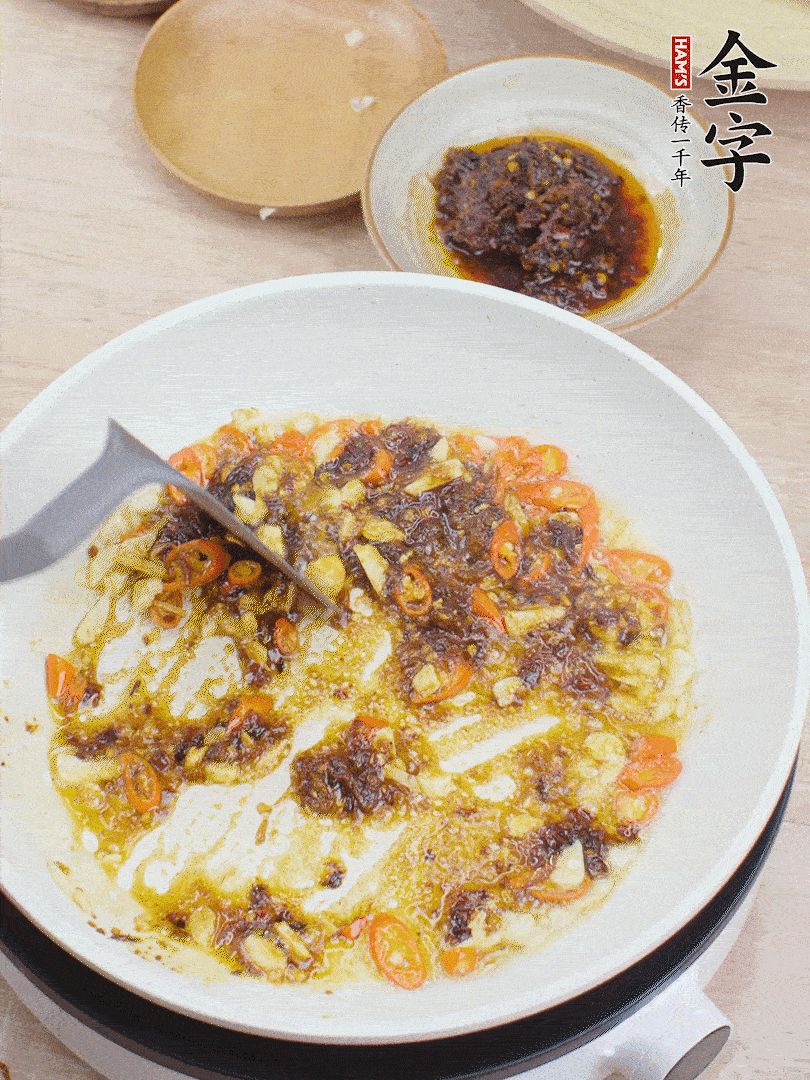 金字火腿干貝醬1勺翻炒均勻。