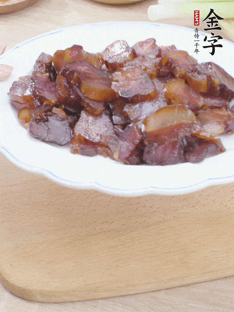 金字醬油肉水煮15分鐘，切薄片。