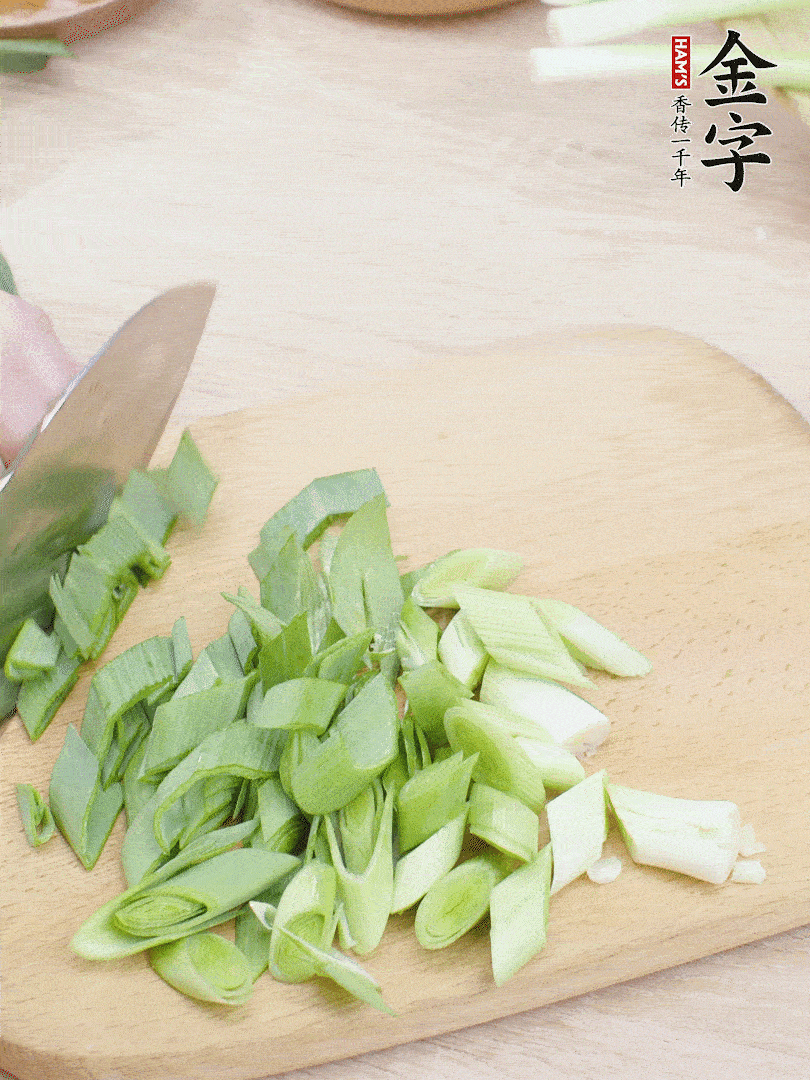 青蒜切段。（蒜白可以拍一下，再斜著切）