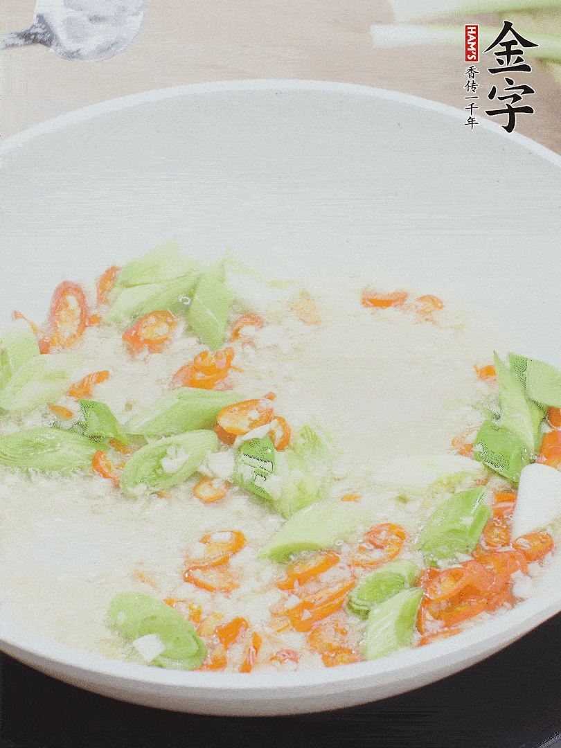 油5成熱時，下蒜末、辣椒、蒜白煸炒。