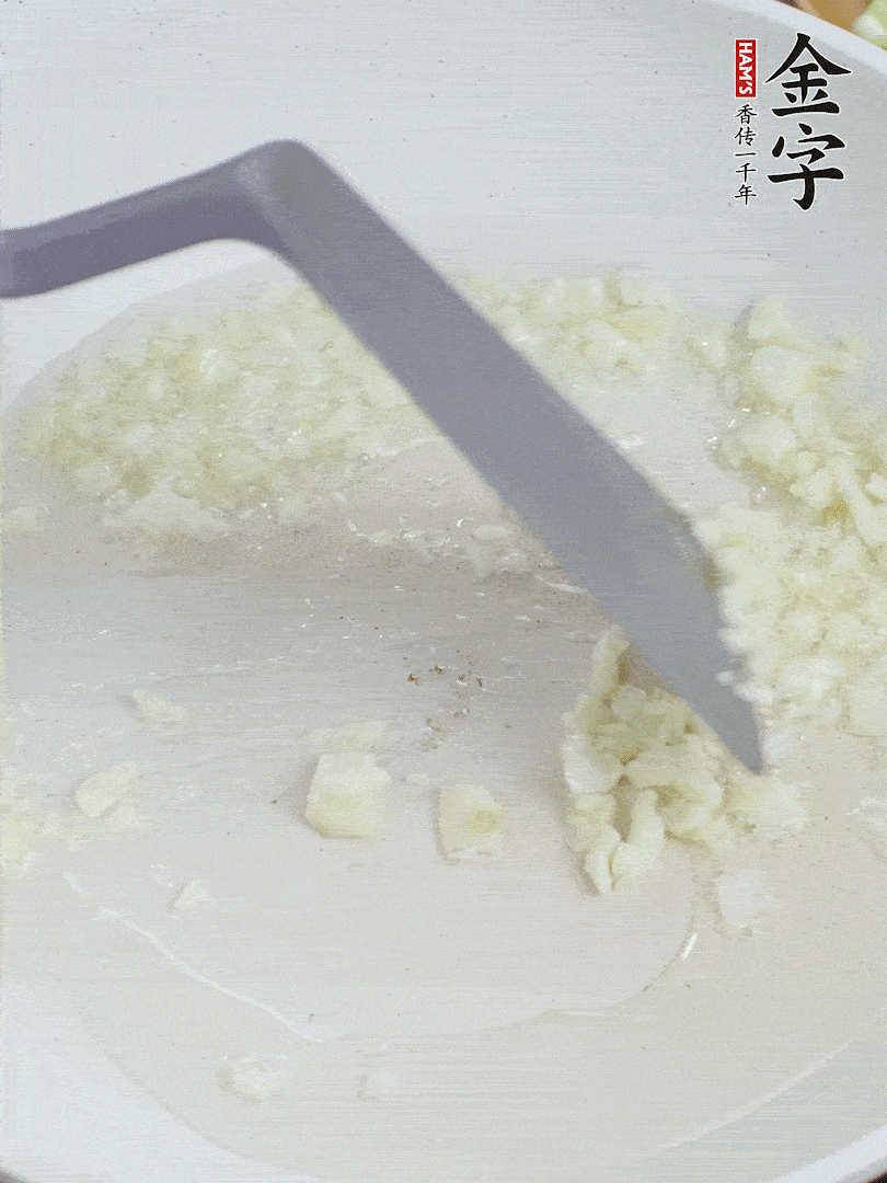 冷鍋熱油，下大蒜煎至兩面微黃。