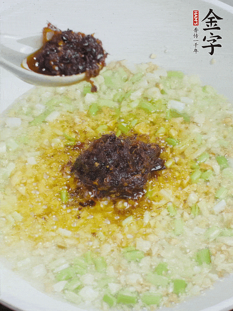 下蔥姜、1大勺金字火腿大師醬爆香。